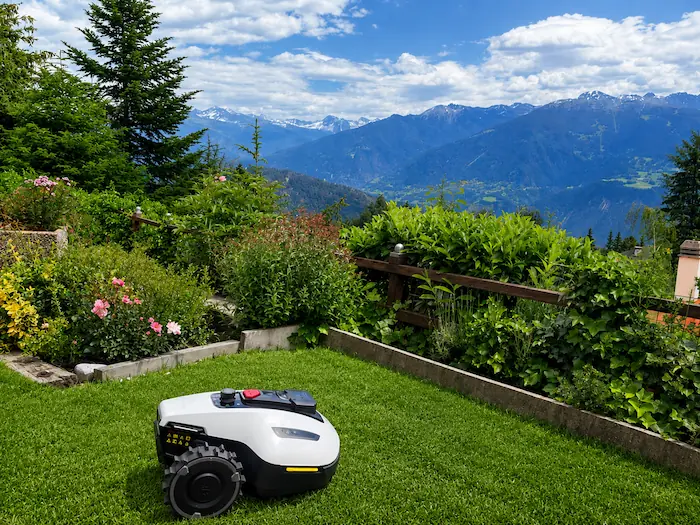 robot sans fil Mammotion Yuka mini au chalet